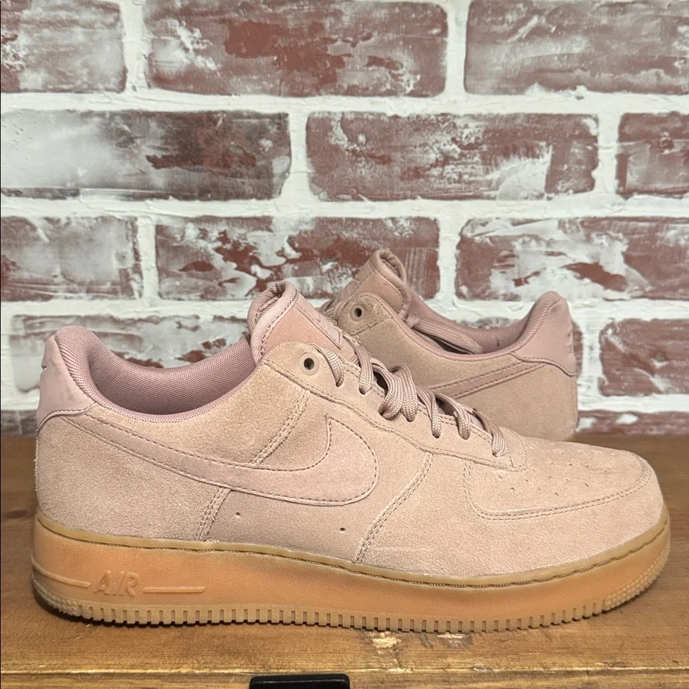 Nike Air Force 1 07 LV8 Suede 'Particle Pink Gum AA1117 600‎ Men’s Sz 10.5 Rare